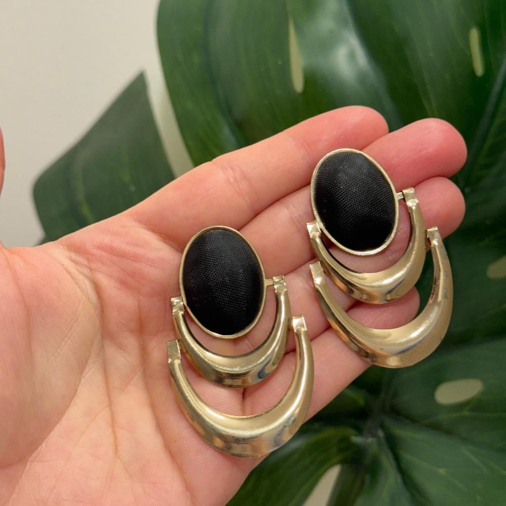 Elegant Vintage Earrings 🖤